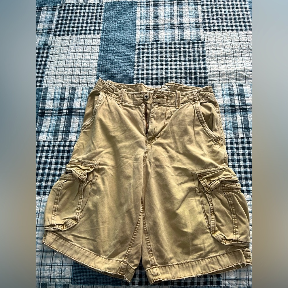 American Eagle Tan Men’s Classic longer length Cargo Shorts, Waist 32